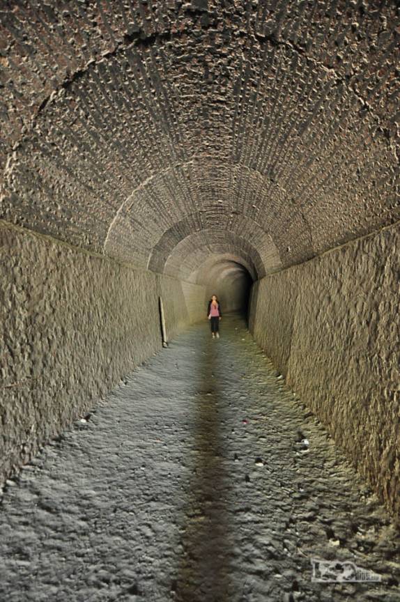 Explorando um antigo e escuro túnel ferroviário em Gaiman, cidade de colonização galesa na Patagônia, na Argentina